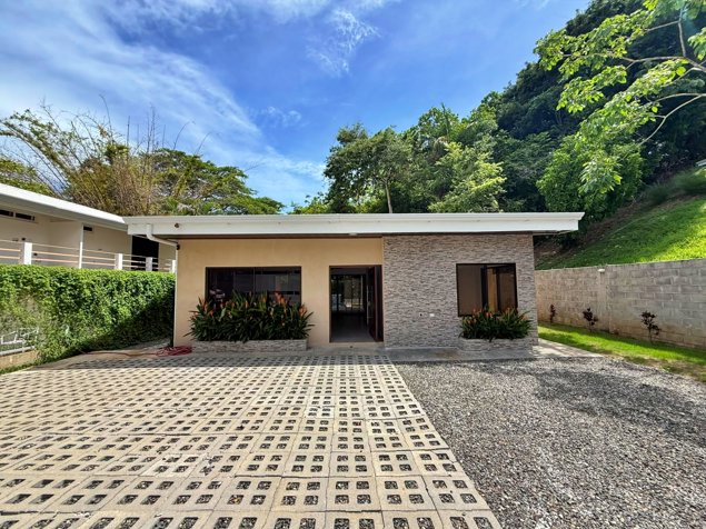 Venta/alquiler casa con piscina y 3 habitaciones, Playa hermosa. (MV) en Jacó, Garabito, Puntarenas — $370,000