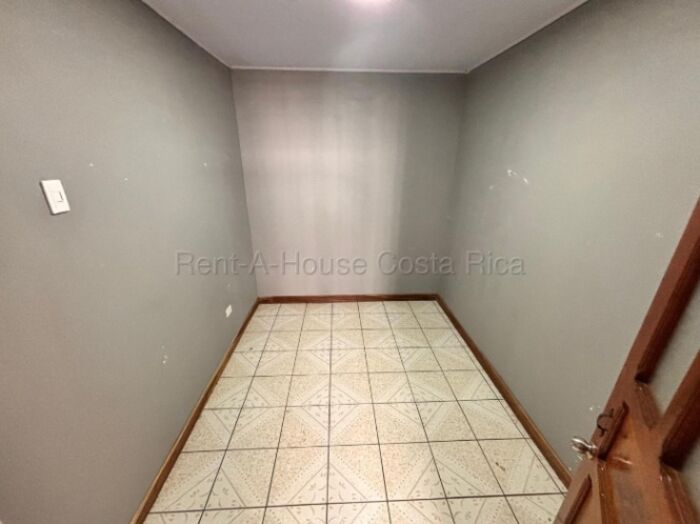 Edificio con 4 unidades y local comercial generando ingresos #26-1672 GS in Heredia — $319,150