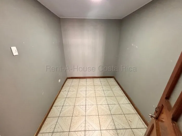 Edificio con 4 unidades y local comercial generando ingresos #26-1672 GS en Heredia — $319,150 - Foto 3 de 13