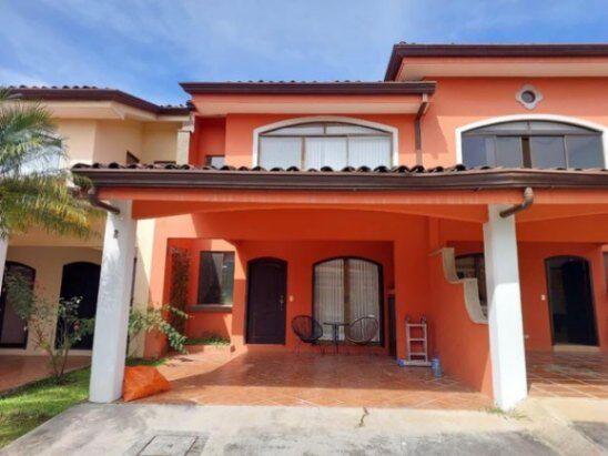 Se alquila casa amoblada en condominio de Lindora Santa Ana 26-672 en Pozos, Santa Ana, San José — $1,200