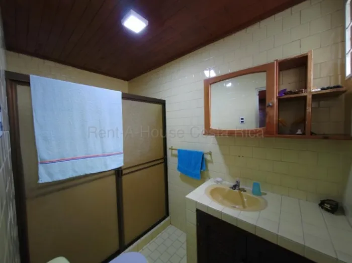 Alquiler de Casa en Oriental-Cartago. Uso Residencial o Comercial. in Oriental, Cartago — $1,800 - Photo 2 of 17