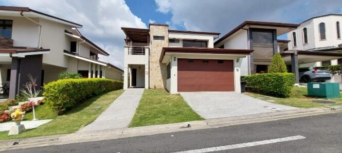 🏡 Casa moderna en alquiler – Heredia    26-1445    in Ulloa, Heredia — $2,300