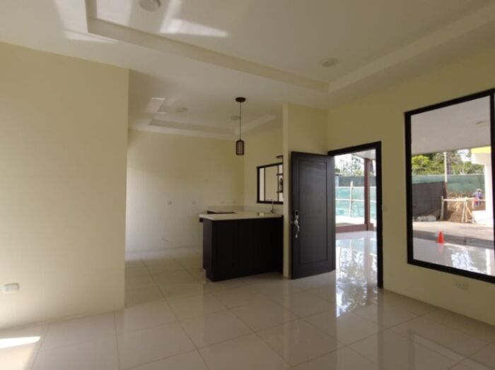 CASA EN VENTA EN SAN RAFAEL DE HEREDIA en San Rafael, Heredia — $185,000
