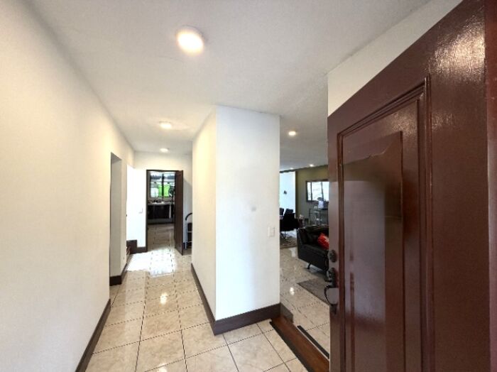 Casa en venta en Curridabat: Amplia, de 5 habitaciones en Condominio 444, Ayarco in Sánchez, Curridabat, San José — $430,000
