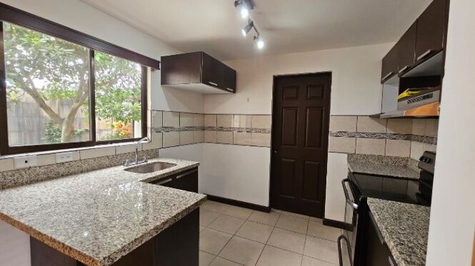 Venta de Casa en Condominio Altivar Moravia in La Trinidad, Moravia, San José — $210,000