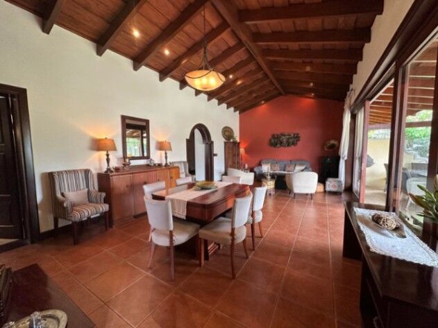 Exclusiva Mansión con Amplios Jardines en Santo Domingo de Heredia en Santo Domingo, Heredia — $850,000