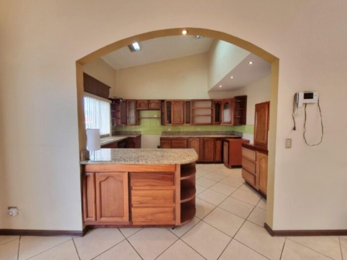 Venta de Casa en Granadilla de Curridabat. en Granadilla, Curridabat, San José — $650,000
