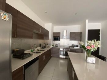 Fino y acogedor apartamento para que viva en unas de las mejores zonas de CR en Santa Ana, San José — $177,000 - Foto 4 de 27