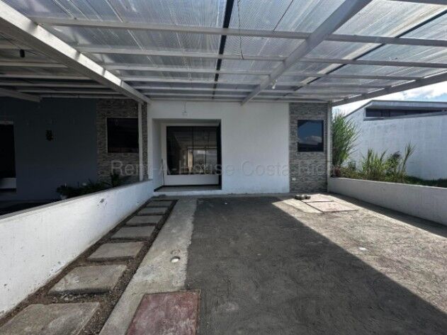 Venta de Moderna Casa en Cartago / Mls. 26-1570 OFC JB in San Isidro, El Guarco, Cartago — $183,000