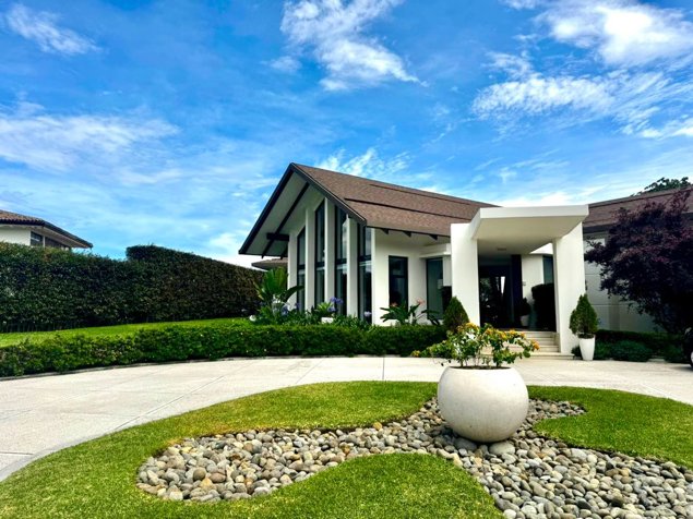 "Casa Lúmina" en venta en Condominio Monterán en Curridabat, San José — $2,800,000