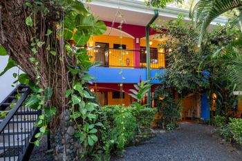 Se vende hotel para inversión a 100 m de Playa Jacó (MV)