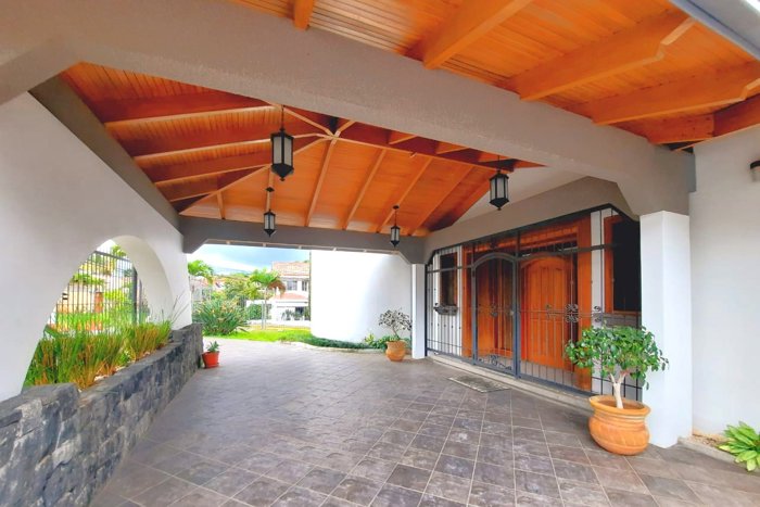 Residencia Esquinera en Guayabos 640 m² de Terreno, Jardín y Oficina en Curridabat, San José — $575,000 - Foto 2 de 23