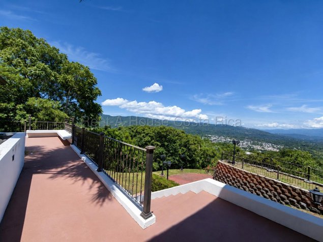 Venta de casa de lujo con piscina y entorno natural en Ciudad Colón #27-325 GS in Colón, Mora, San José — $675,000
