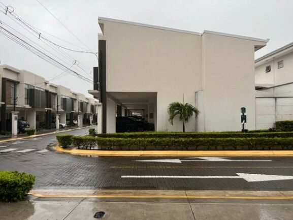SE VENDE CASA EN CONDOMINIO EN TIBÁS SJ in Anselmo Llorente, Tibás, San José — $190,000