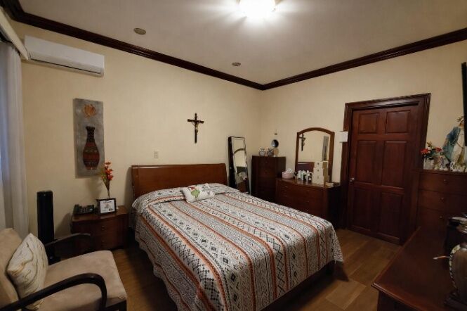 Se vende casa con piscina en Escazú Centro 26-1351 en Escazú, San José — $370,000