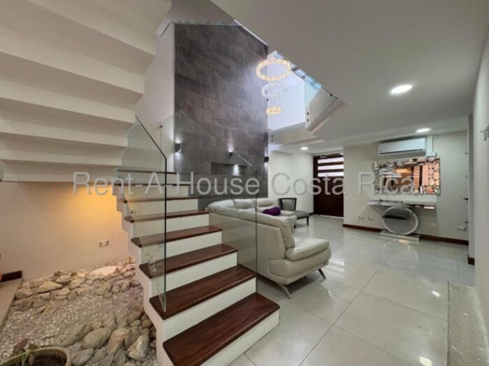 Se alquila casa en Pozos Santa Ana 26-1463 en Pozos, Santa Ana, San José — $2,600