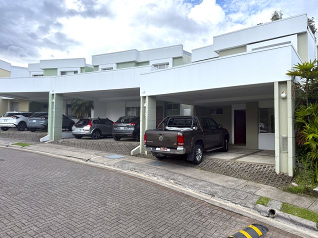 CASA EN VENTA | SAN PABLO, HEREDIA | AMPLIO JARDÍN PARA DISFRUTAR in Pará, Santo Domingo, Heredia — $279,000