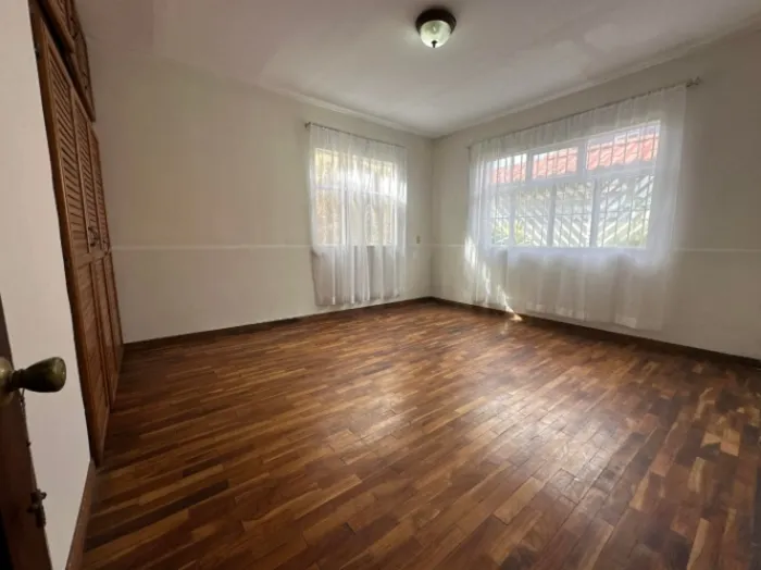 Casa de un nivel con amplio jardín y 4 habitaciones #26-1213 GS en San Francisco de Dos Ríos, San José — $211,500 - Foto 2 de 8