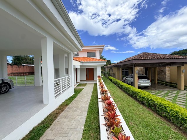 Se Alquila Casa de Lujo, Alajuela, La Guácima en Guácima, Alajuela — $3,750 - Foto 2 de 56