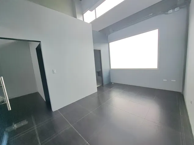 RENTAL OF COMMERCIAL UNIT, SAN JOSÉ, GUACHIPELÍN, ESCAZÚ in Escazú, San José — $2,700 - Photo 3 of 5