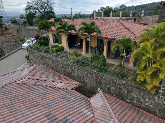Vendedor motivado – Precio para mudarse inmediatamente en Naranjo, Alajuela — $389,000 - Foto 2 de 35