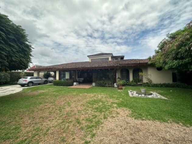 Exclusiva Mansión con Amplios Jardines en Santo Domingo de Heredia en Santo Domingo, Heredia — $850,000