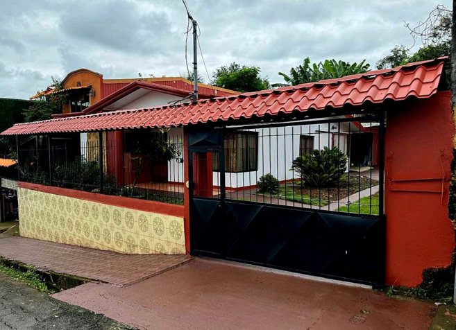 🏡 Hermosa Casa en venta en el centro de Grecia, Alajuela en Grecia, Alajuela — ₡ 125 000 000 - Foto 2 de 12