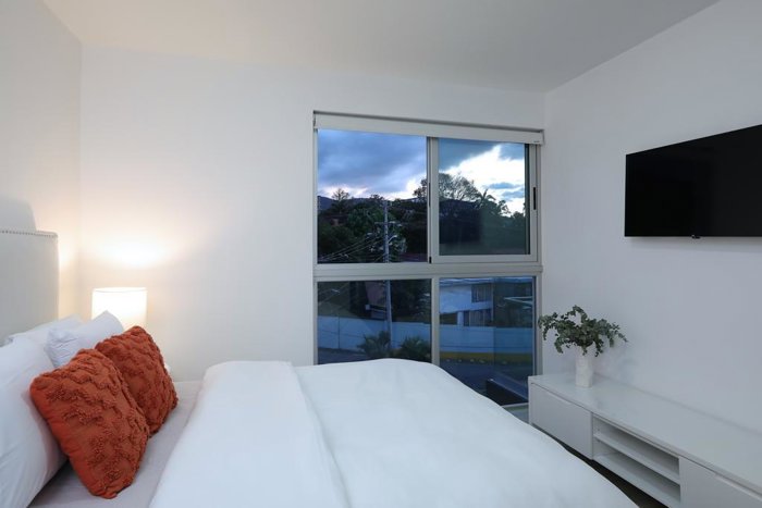 Moderno Apartamento en Condominio en Bello Horizonte con lindas vistas in Escazú, San José — $165,000 - Photo 2 of 12