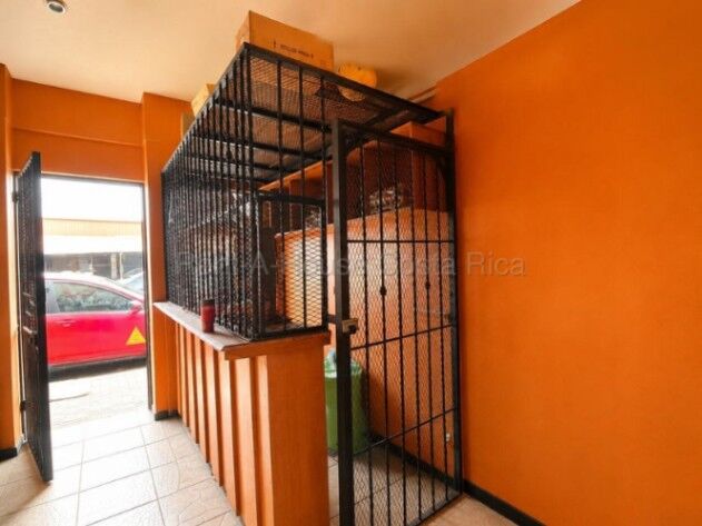 Se vende casa con uso de suelo mixto en Mercedes Heredia 27-162 en Mercedes, Heredia — ₡ 120 000 000