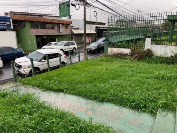 Se vende amplio lote con 1,012m2 en Zapote San José 25-147 en Zapote, San José — $490,000