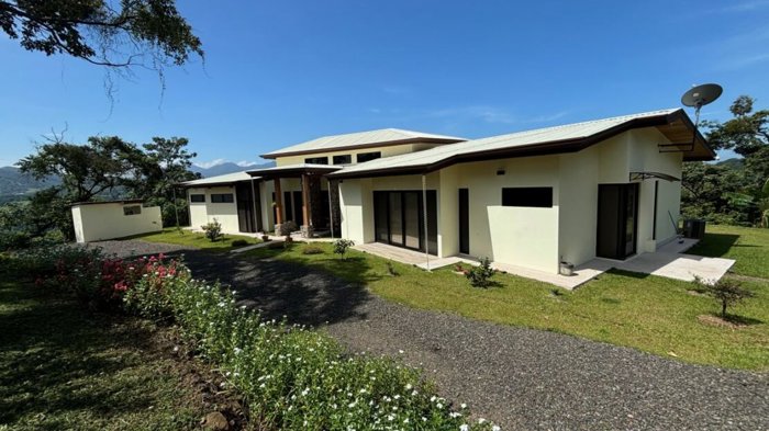 Grande casa de 4 dormitorios con 10,334m2 in Atenas, Alajuela — $725,000