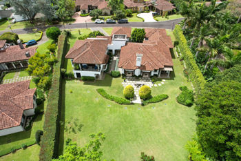 Se vende lujosa casa en Monterán, Curridabat (FAU). in Granadilla, Curridabat, San José — $1,375,000 - Photo 2 of 28
