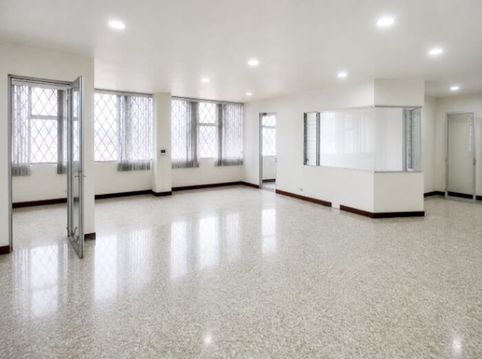 Se alquila amplio local comercial en San José centro, El Carmen, Avenida 5ta. in Carmen, San José — ₡ 400 000