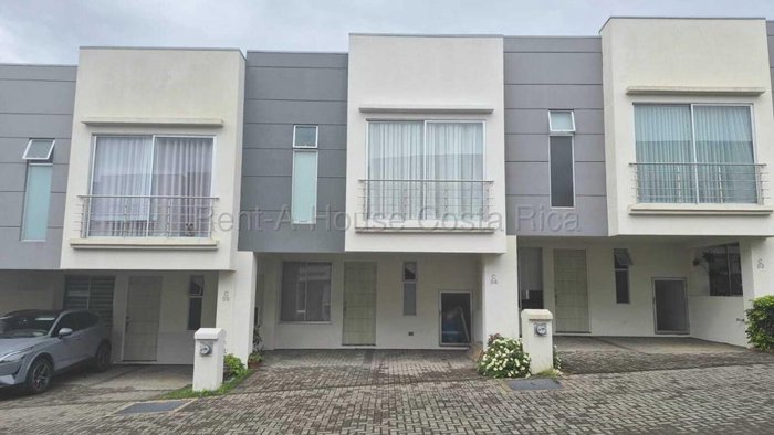 Venta de Casa en Santo Domingo-Santo Tomas. RAH 27-586 in Santo Tomás, Santo Domingo, Heredia — $240,000
