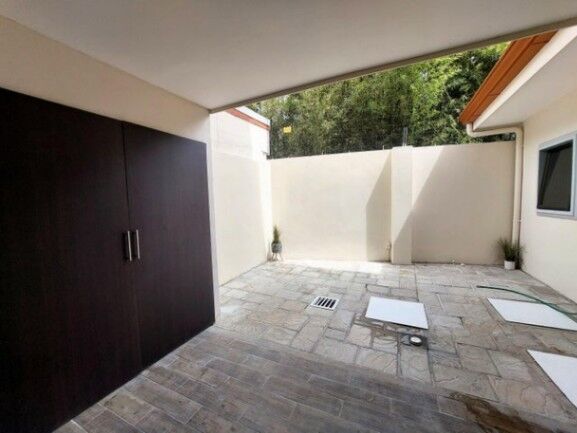 Se vende moderna casa con patio en Santa Ana 25-1779 en Santa Ana, San José — ₡ 275 000