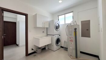 Se vende espacioso penthouse amoblado en San Rafael Escazú 23-103 en San Rafael, Escazú, San José — $398,000 - Foto 5 de 22