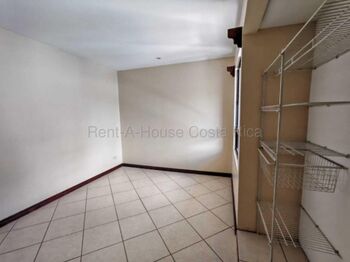 Casa en alquiler en Heredia Barva 2 niveles con jardín y excelente ubicación #26-1904 GS en Santa Lucía, Barva, Heredia — $1,300 - Foto 5 de 15