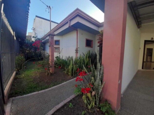 CASA EN VENTA EN POZOS SANTA ANA in Pozos, Santa Ana, San José — ₡ 124 000 000
