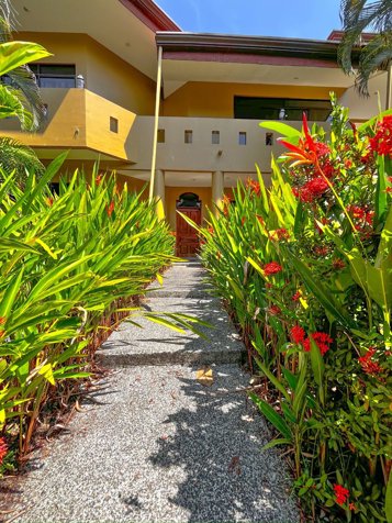 SE VENDE LUXURY VILLA BEACH FRONT | HERMOSA | HERMOSA PALMS en Jacó, Garabito, Puntarenas — $949,000 - Foto 3 de 25