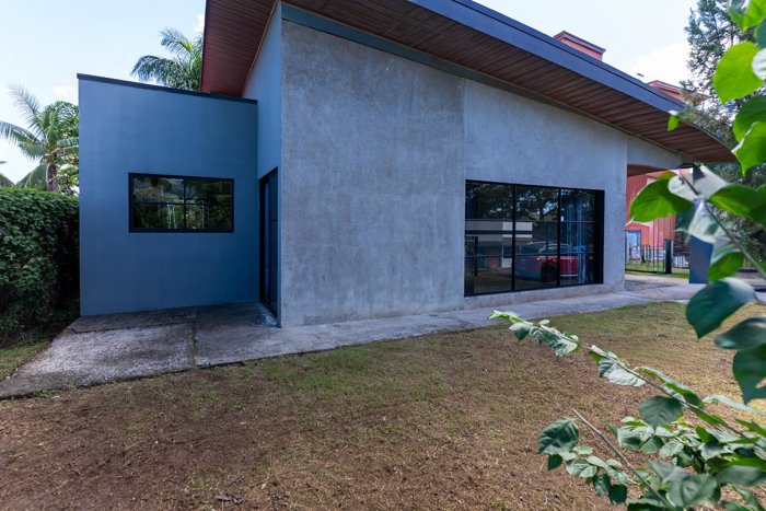 Casa moderna con un diseño atractivo en un barrio y diseños bonitos. in Atenas, Alajuela — $215,000 - Photo 2 of 31