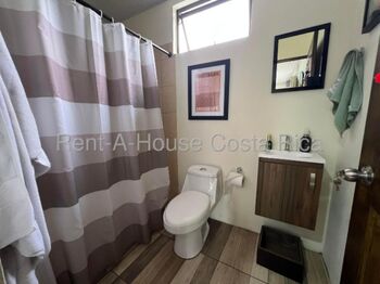Venta casa contemporánea con jardines y estudio independiente #26-1487 GS en Piedades, Santa Ana, San José — $435,000 - Foto 4 de 20