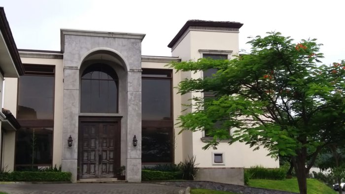 Bella Mansión en Condominio de Lujo Alajuela en San Antonio, Belén, Heredia — $595,000