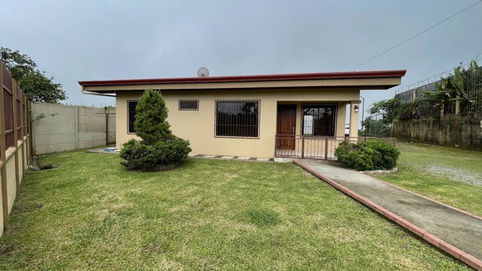 SE VENDE CASA EN SANTIAGO, SAN RAMON en San Ramón, Alajuela — $253,000