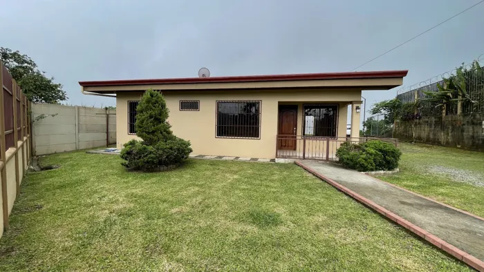 SE VENDE CASA EN SANTIAGO, SAN RAMON en San Ramón, Alajuela — $253,000