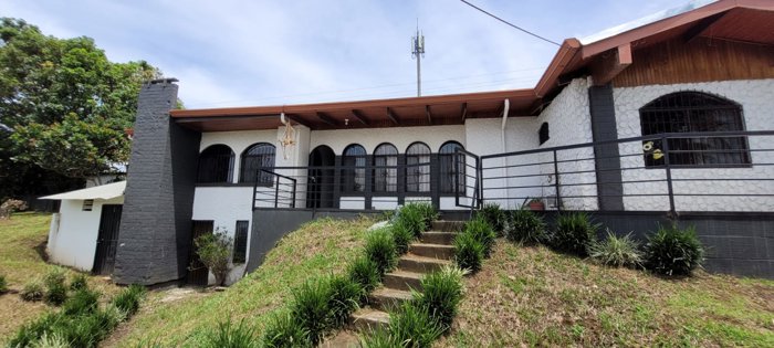 La mas bella de Sarchi, Alajuela. in Grecia, Alajuela — $315,000 - Photo 2 of 28