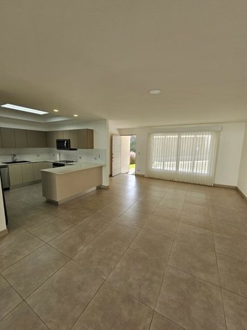 Casa en Alquiler con Terraza Panorámica en Source Living en Escazú, San José — $2,700 - Foto 2 de 31