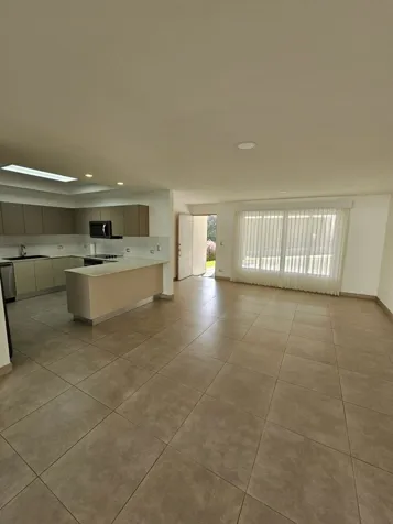 Casa en Alquiler con Terraza Panorámica en Source Living en Escazú, San José — $2,700 - Foto 2 de 31