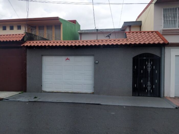 Venta de casa en oportunidad, con financiamiento. en Guadalupe, Goicoechea, San José — ₡ 89 000 000