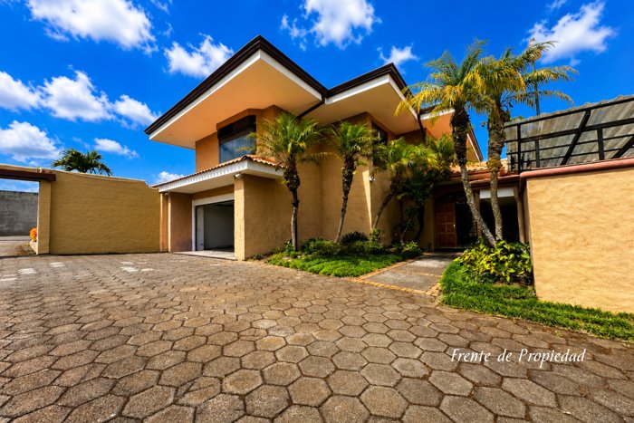 Venta de Casa en Santo Domingo de Heredia in Santo Domingo, Heredia — $1,050,000