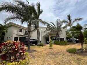 Venta de Casa en Lindora Valles del Sol Santa Ana in Santa Ana, San José — $1,800,000